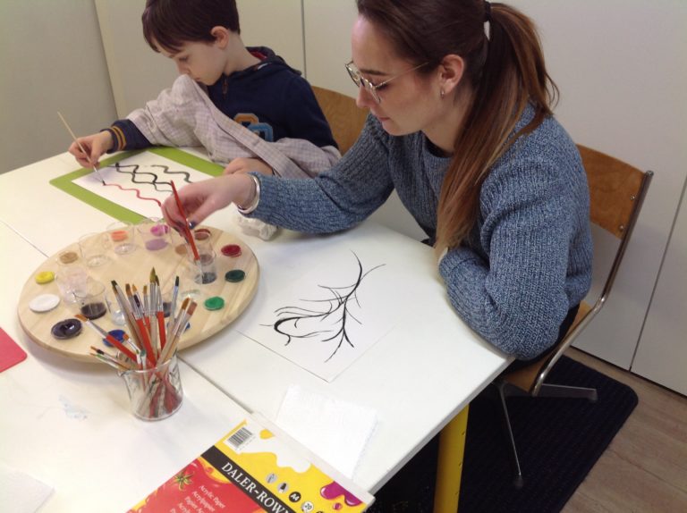 Périscolaire activité peinture