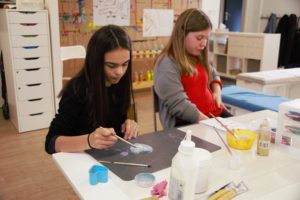 Périscolaire activité de peinture en groupe