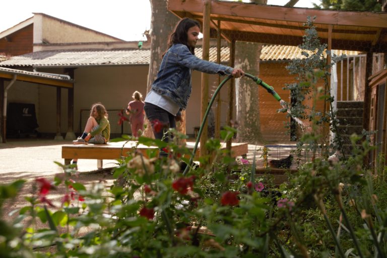 Périscolaire entretien du potager extérieur